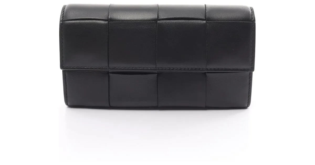 Bottega Veneta Maxi Intrecciato Cassette Cartera con Solapa de Cuero Cartera Larga Negro 