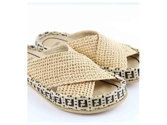 Fendi Sandalias Beige 