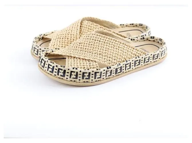Fendi Sandalias Beige 