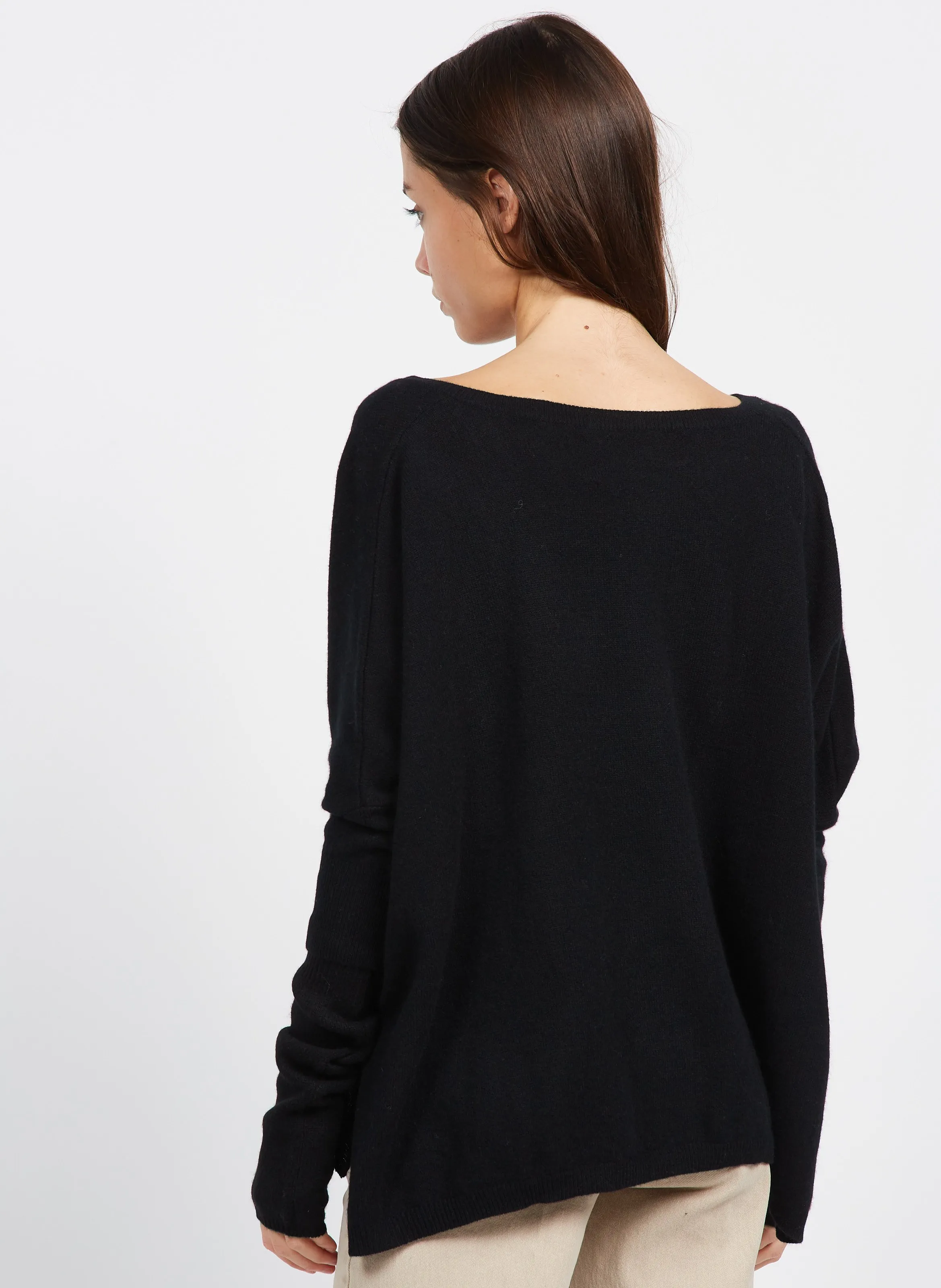 KUJTEN MINIE - Jersey oversize de cachemira con cuello de pico en negro