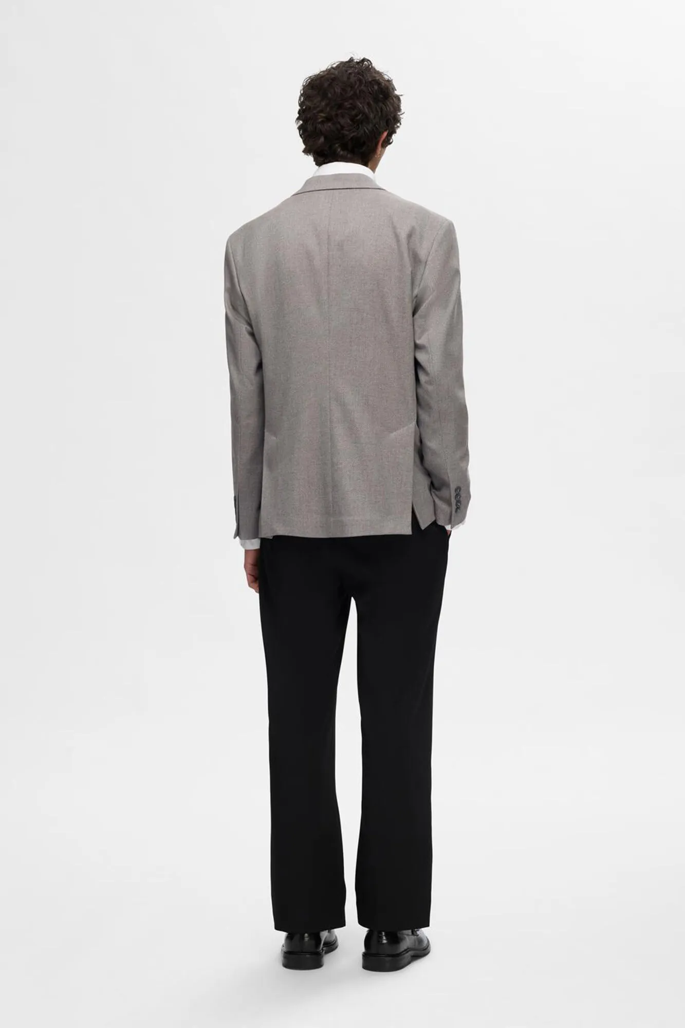 Selected Americana regular fit confeccionada con materiales recilados.