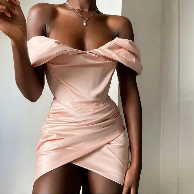Vestido Corto de Satén con Hombros Descubiertos